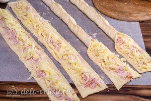 Пирог улитка с сыром и ветчиной: Соединить тесто
