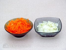Плов с фрикадельками в мультиварке: Подготовить лук и морковь