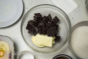Шоколадное печенье с фисташками: Масло и шоколад растопить