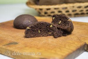 Шоколадное печенье с фисташками готовы