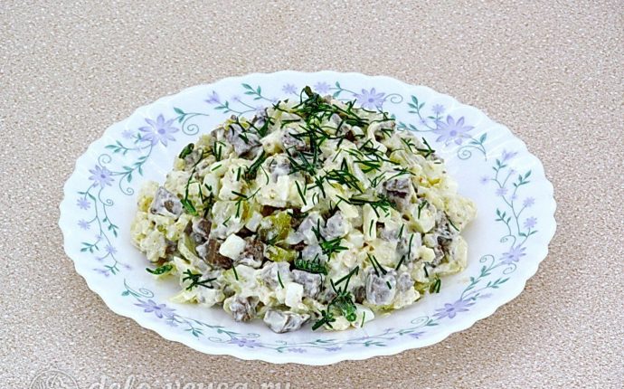 Салат с говяжьей печенью и огурцами готов