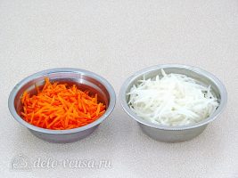 Салат из дайкона по-корейски: Измельчить морковку и дайкон