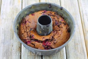 Шоколадный кекс с малиной: Выпекаем до готовности