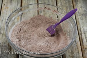 Шоколадный кекс с малиной: Добавляем какао