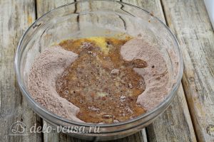 Шоколадный кекс с малиной: Соединить сухую и жидкую часть