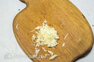 Запеченные шампиньоны с сыром: Измельчить чеснок