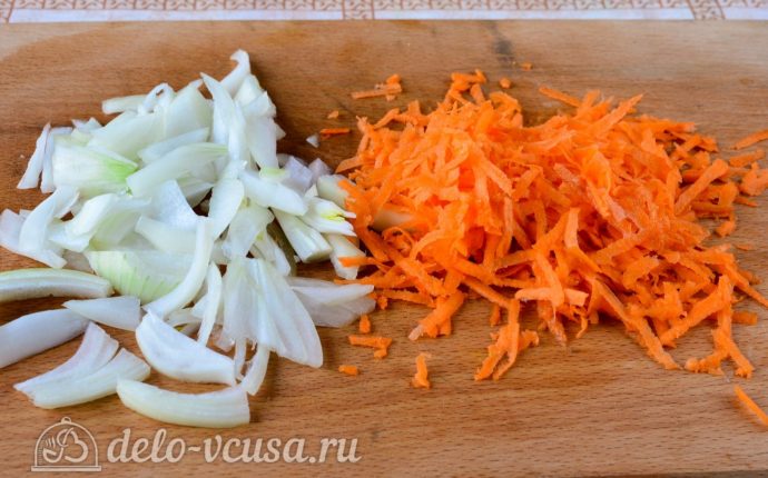 Бефстроганов из говяжьей печени: Измельчить лук и морковь