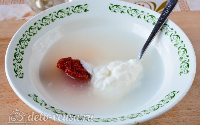 Бефстроганов из говяжьей печени: Приготовить соус из сметаны с томатной пастой