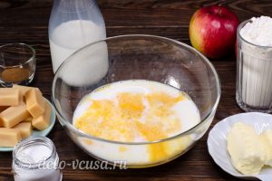Блинный торт с яблоками: Добавить молоко