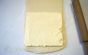 Слоеное дрожжевое тесто: Сверху кладем масляный слой