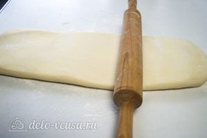 Слоеное дрожжевое тесто: Раскатываем тесто в пласт