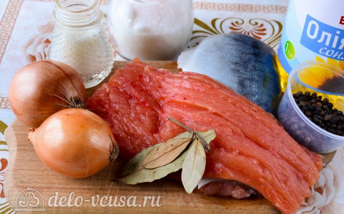 Соленая горбуша в масле с луком: Ингредиенты Соленая горбуша в масле с луком: Ингредиенты