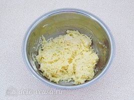 Горячие бутерброды со шпротами и сыром: Перемешать начинку