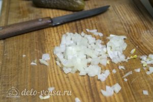 Картофельный салат по-немецки: Нарезать лук