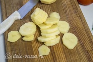 Котлеты тушеные с овощами: Картошку порезать