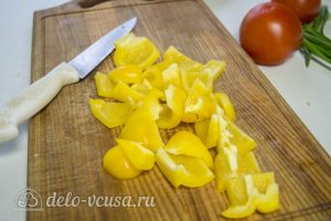 Котлеты тушеные с овощами: Измельчить болгарский перец