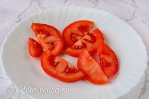Мясо по-купечески: Порезать помидоры