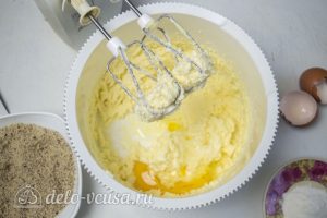 Ореховое песочное тесто: Добавить яйца