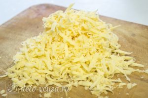 Пирог с ветчиной и сыром: Натереть сыр