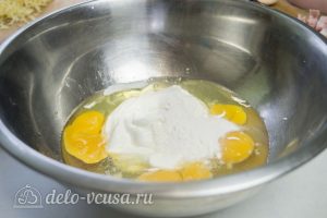 Пирог с ветчиной и сыром: Соединить яйца со сметаной