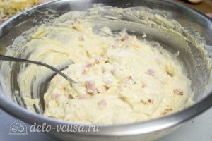Пирог с ветчиной и сыром: Добавить сыр и ветчину в тесто