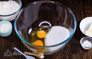 Пирожное Персики: Соединить яйца и сахар