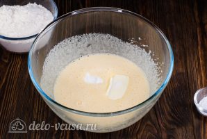 Пирожное Персики: Добавить масло со сметаной