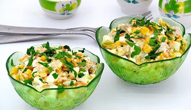 Салат из консервированной рыбы и кукурузы