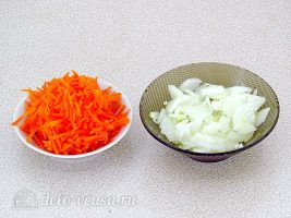 Салат с рыбными консервами и кукурузой: Нарезать лук и морковь