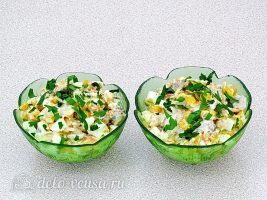 Салат с рыбными консервами и кукурузой готов