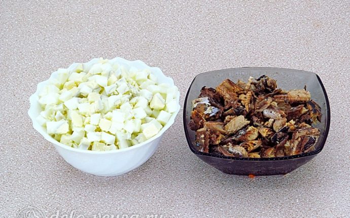 Салат с рыбными консервами и кукурузой: Нарезать яйца и рыбу