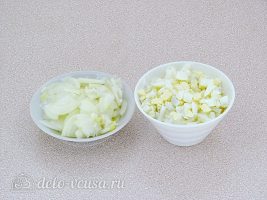 Рыбный салат с рисом: Нарезать лук и яйца