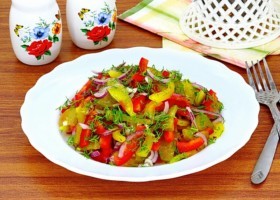 Салат из болгарского перца и соленых огурцов