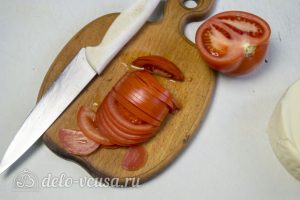 Слоеные улитки с колбасой и сыром: Порезать помидоры