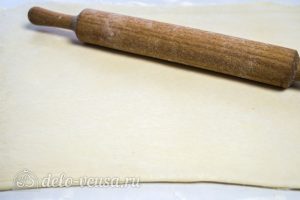 Слоеные улитки с колбасой и сыром: Раскатать тесто
