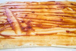 Слоеные улитки с колбасой и сыром: Смазать соусом