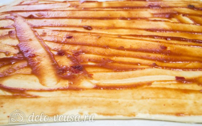 Слоеные улитки с колбасой и сыром: Смазать соусом