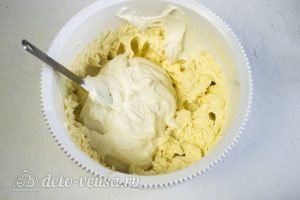 Торт Цифра из медовых коржей: Добавить творожную массу в маасло
