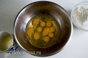 Блины с грибами и мясом: Разбить яйца