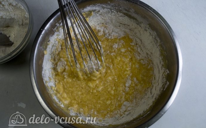 Блины с грибами и мясом: Добавить муку