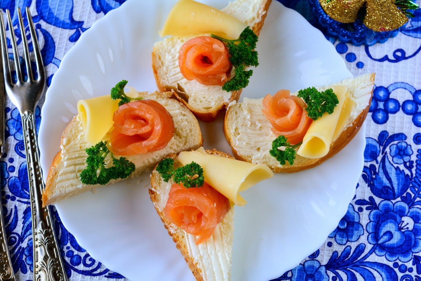 Бутерброды с семгой и сыром, рецепт с фото