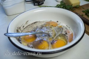 Фриттата с креветками: Взбить яйца