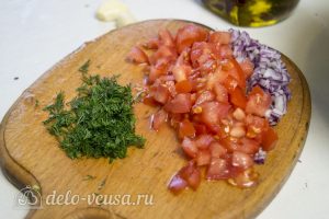 Гуакамоле с помидорами: Измельчить помидоры, лук и зелень