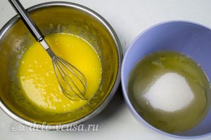 Лимонно-клубничный муссовый торт: Взбить желтки