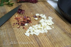 Креветки жареные в масле с чесноком: порезать чеснок и перец чили