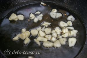 Куриные ножки с грибами в соусе: Обжарить чеснок