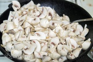 Куриные ножки с грибами в соусе: Кладем грибы на сковородку