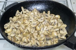 Куриные ножки с грибами в соусе: Жарим грибы