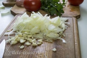 Курица с помидорами в сливках: Измельчим лук