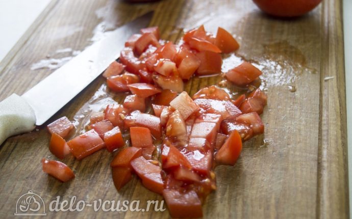 Курица с помидорами в сливках: Порезать помидоры